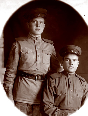 Владимир Репш с боевым товарищем, военная фотография