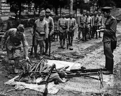 Японские военнопленные сдают оружие. Фотохроника