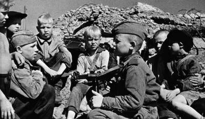 Сын полка общается со сверстниками в освобождённой Кондопоге, август 1944 года. Хроника ВОВ, автор В. Козлов, waralbum.ru