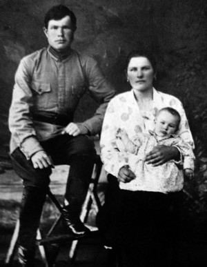 Клавдия Ращенко с родителями, 1930 г.