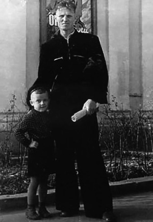 Виктор Рябцев с сыном на Сахалине
