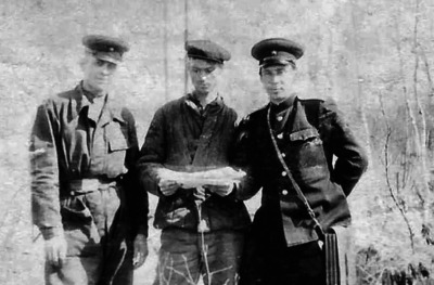 Александр Самарин с товарищами, военная фотография