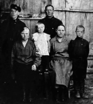 Семья Самойловых возле родного дома, 1930-е, Георгий первый справа