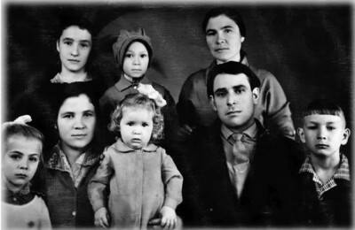 Верхний ряд (слева направо): дочери М.Ф. Савчук Татьяна и Галина, далее Мария Нефёдьевна. Нижний ряд: дочь Е.Н. Мининой Наталья, Екатерина Нефёдьевна, её дочь Алла, муж М.Н. Савчук Фадей Дмитриевич, сын Е.Н. Мининой Валерий