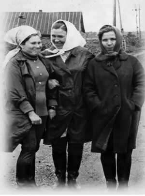 Доярки совхоза «Южно-Сахалинский» (слева направо): Нелли Михайловна Манякина, Мария Нефёдьевна Савчук и Екатерина Нефёдьевна Минина, село Троицкое