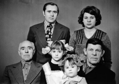 Семья Сазоновых: Никита Самойлович (слева) с сыном Максимом и его женой Любовью, внучками Еленой и Ольгой, Южно-Сахалинск, декабрь 1977 года