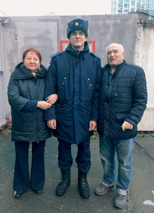 Максим Никитич и его жена Любовь Сергеевна с внуком Иваном Андреевичем Сазоновым, 2024 год, Южно-Сахалинск