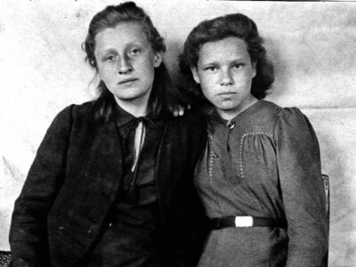 Александра с подругой, 6-й класс, 1943 г.
