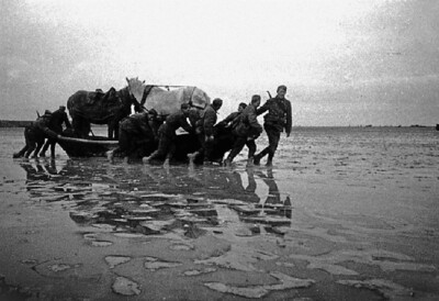 Солдаты тянут лодку по озеру Сиваш, 1943 год. Фотограф Владимир Иванов. Фотохроника ВОВ