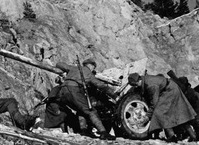 Советские артиллеристы поднимают в гору пушку на склонах Карпат. Украина, 1944 год. Хроника ВОВ, снимок фоторепортера Макса Альперта