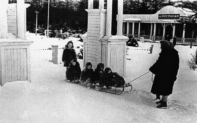 Оха. Катание в городском саду зимой. 1959 год. Из частной коллекции Тамары Савченко-Герасимовой