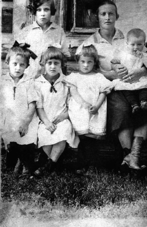 Семья Тарасовых, 1930 г. Валентина сидит вторая слева