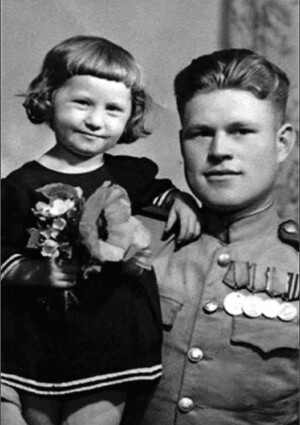 Иван Шиянов (07.07.1925 – 15.09.2006) с венгерской девочкой, май 1947 года
