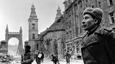 Участник штурма Будапешта подполковник В. Лебедь, дошедший от Волги до Будапешта, стоит неподалёку от моста Эржебет. Фото военкора Евгения Халдея