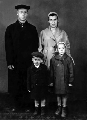 Василий Григорьевич и Раиса Андреевна с детьми Светланой и Евгением. 1950-е годы