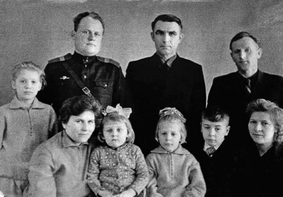 Петр Скибин в центре, слева брат Николай, справа брат Василий и их жены с детьми
