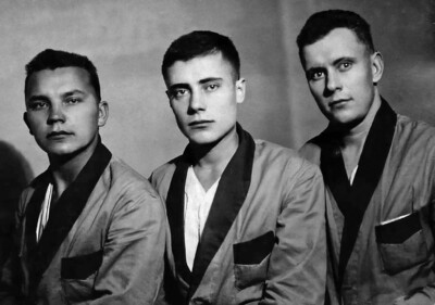 Анатолий (первый слева) с друзьями в Московском госпитале No5005, 1944 год