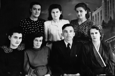 Скобкарёв А.Е. с учительским коллективом школы No7, п. Быково, 1950 год