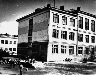 Дети у школы No1 города Долинска, 1983 год, oldsakhalin.ru