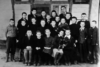 Быковская средняя школа, июнь 1950 года. Анатолий Ефимович с выпускным классом