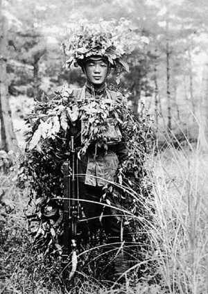 Японский солдат в маскировочном костюме