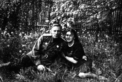 Супруги Стопиновы в освобожденной Праге, 27 июня 1945 года