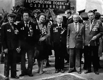 Зоя Ивановна с ветеранами в день 40-летия Победы, Поронайск