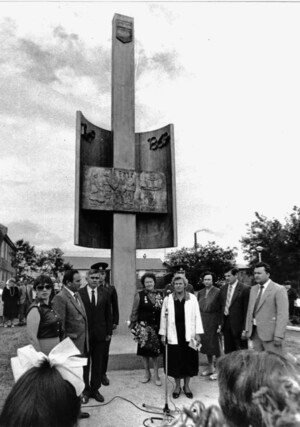 Открытие памятного знака в честь 120-летия Поронайска на центральной площади города, 20 августа 1989 года. Из фондов областного краеведческого музея