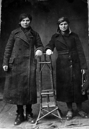 Мария (справа) с подругой. Смоленская область, 1940-е