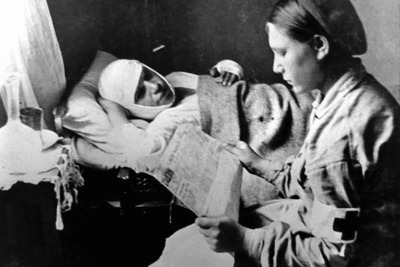Медсестра в госпитале на дежурстве. Краснодар, 1943 г. Фотохроника ВОВ