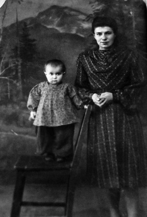 Мария Сухарева с дочерью Галиной. Смирных, 1952 г.