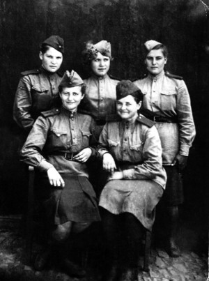 Ульяна Шараева с боевыми подругами (в верхнем ряду крайняя справа)