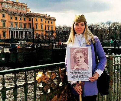 Внучка Нины Тарской Валентина в День победы в Санкт-Петербурге прошла в колонне Бессмертного полка. Фото на фоне Инженерного замка, где в военные годы служила бабушка (там располагался госпиталь)