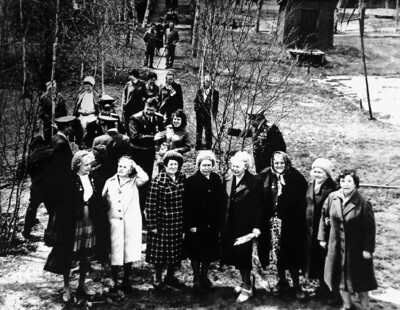 Южно-Сахалинск. Сотрудники в сквере гарнизонного госпиталя