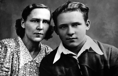 Анатолий Телегин с мамой Антониной Сергеевной, г. Куйбышев, 1957 год