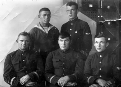Иван Тельнов (нижний ряд в центре)