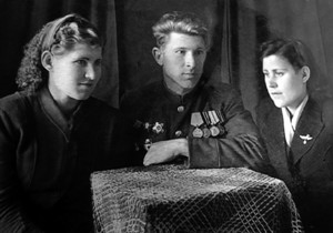 Анна Томилина (слева) с мужем после войны