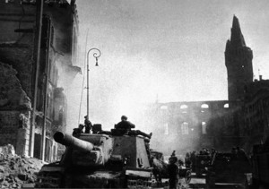 Советская САУ ИСУ-152 «Зверобой» на улице взятого Кенигсберга