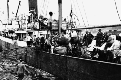Переселенцы в Холмском порту. 1948 год. ГИАСО. Фотофонд. Оп. 1. Ед. хр. 4941