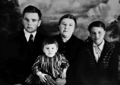 Альфред Ухов с мамой Лидией Ипполитовной и родными в отпуске, 1957 год