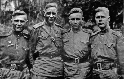 Степан Валентеев с сослуживцами в конце войны