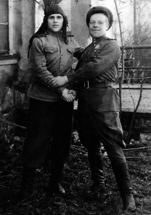  К.Д. Васильев (справа) с другом-танкистом. Германия, 1945 г.