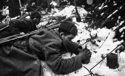 Владимир Красноармейцы-сапёры  Пермяков в 1940-е  производят разминирование лесного участка. Фотохроника ВОВ