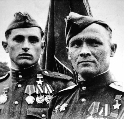Михаил Волков (справа)