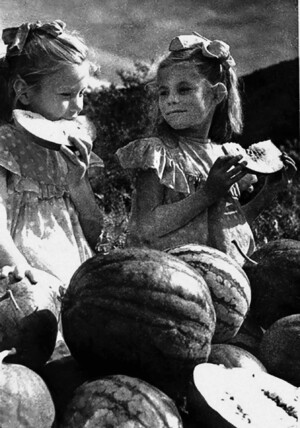 На Холмской опытной станции. Дети с арбузами, Холмск, 1948 год. ГИАСО. Фотофонд. Оп. 1. Ед. хр. 299 (ОЦ 658)