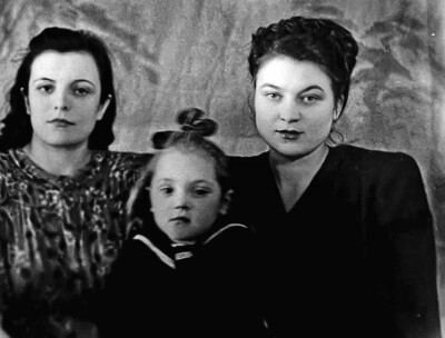 Анна со старшей сестрой Евдокией и племянницей. 1951 год