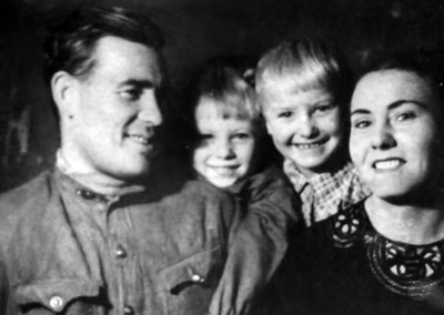 Альбина с родителями и братом, 1946 г.
