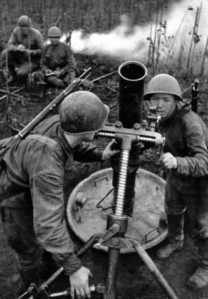 Красноармейцы наводят 120-мм полковой миномет на позиции противника. Фотохроника ВОВ