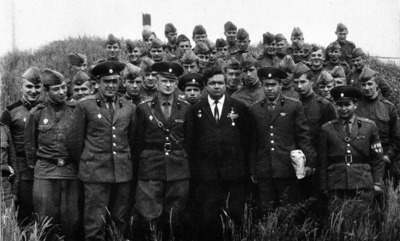 С группой воинов Советской армии. 1972 г.