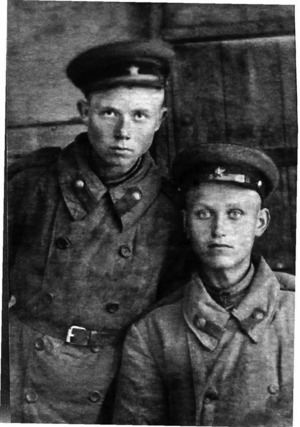 Виктор Холоденко с боевым другом Шурой. 1942–1943 годы